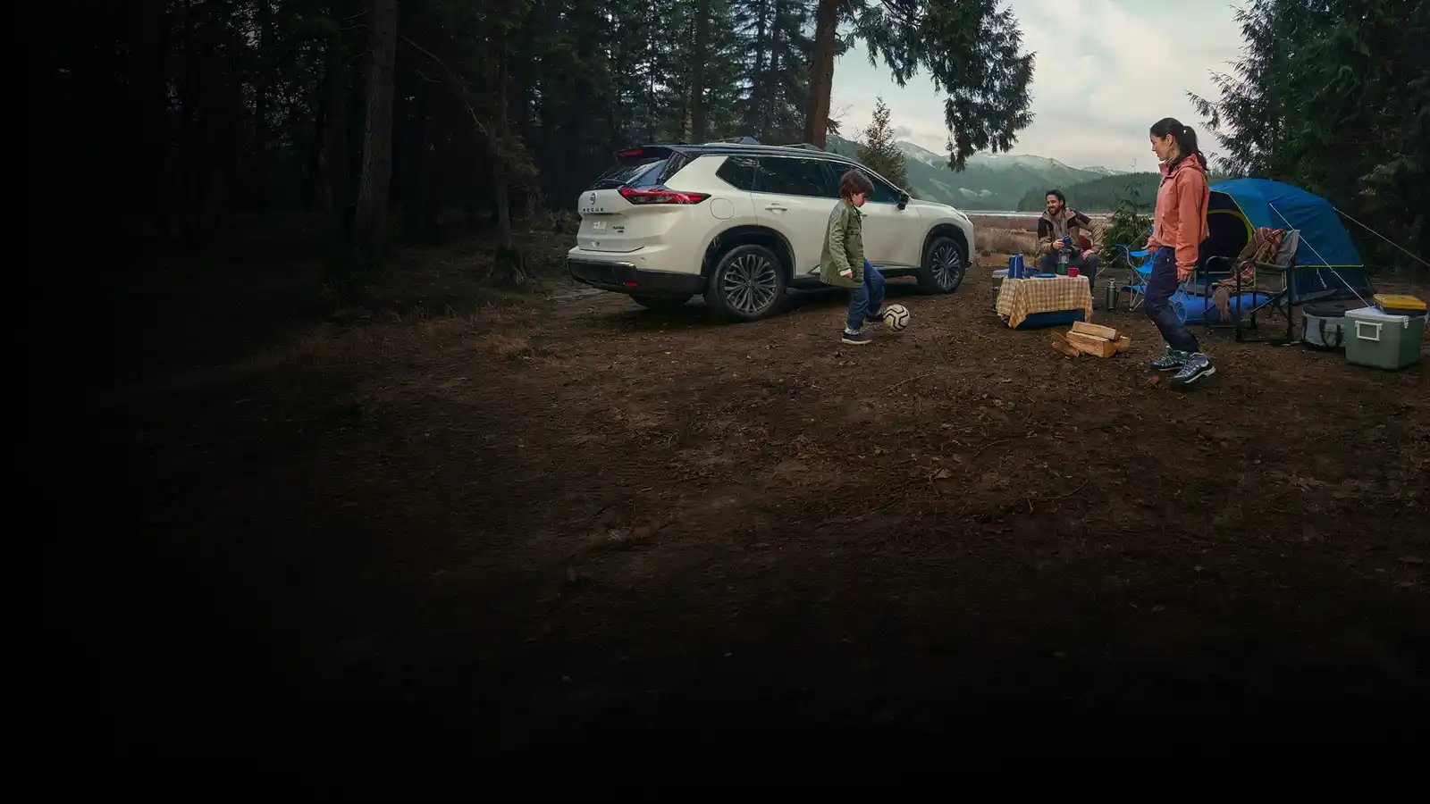 Famille avec son Nissan Rogue en camping