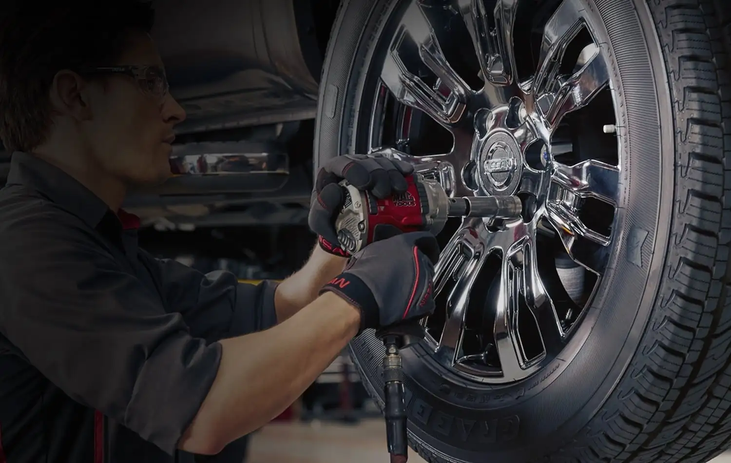 Technicien Nissan au travail dans l’atelier du service